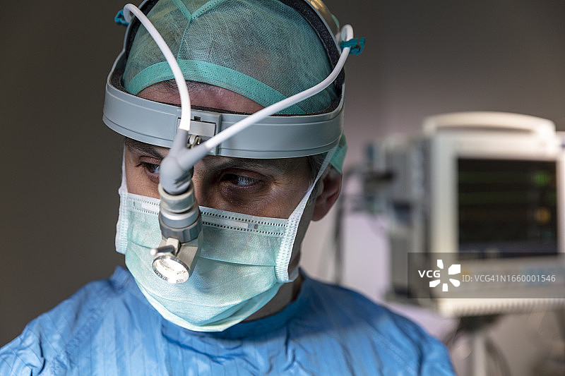 男医生进行显微外科手术图片素材