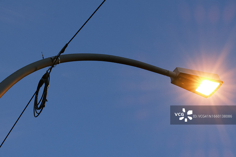 德国柏林傍晚的街灯仰视角度图片素材