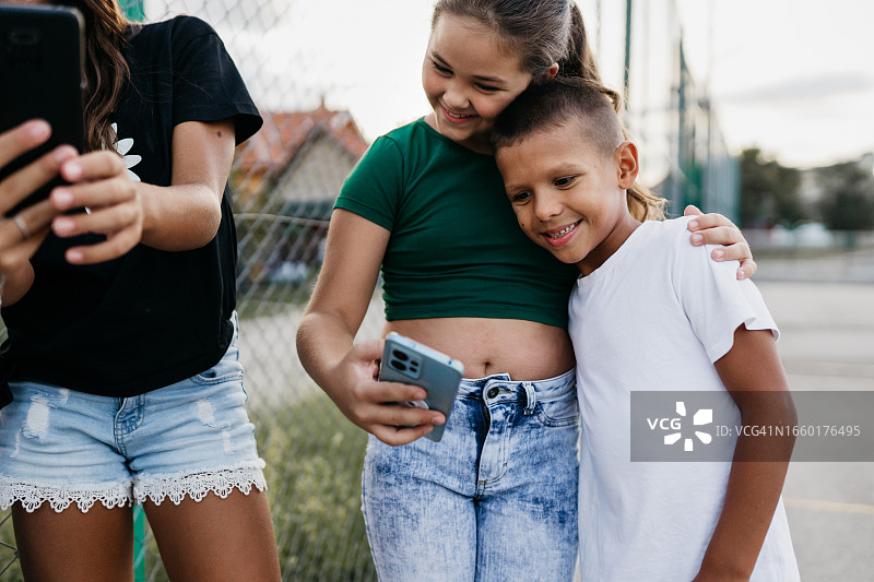 孩子们快乐地玩手机图片素材