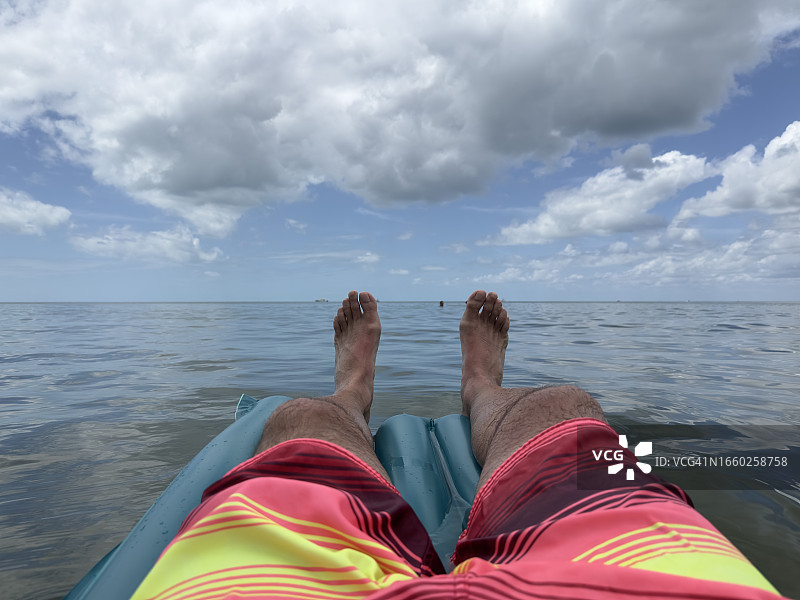 在木筏上享受清凉的水图片素材