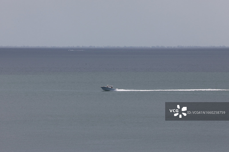 平静水面上的高速船图片素材