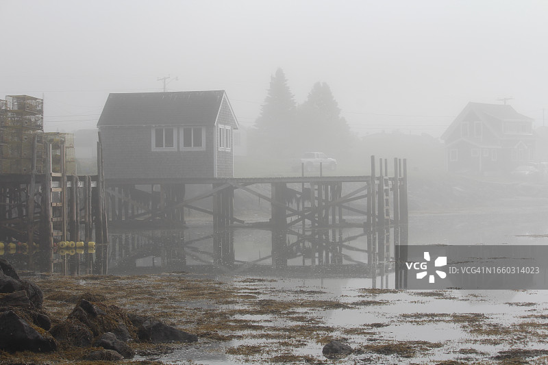 雾中的码头和龙虾棚屋图片素材