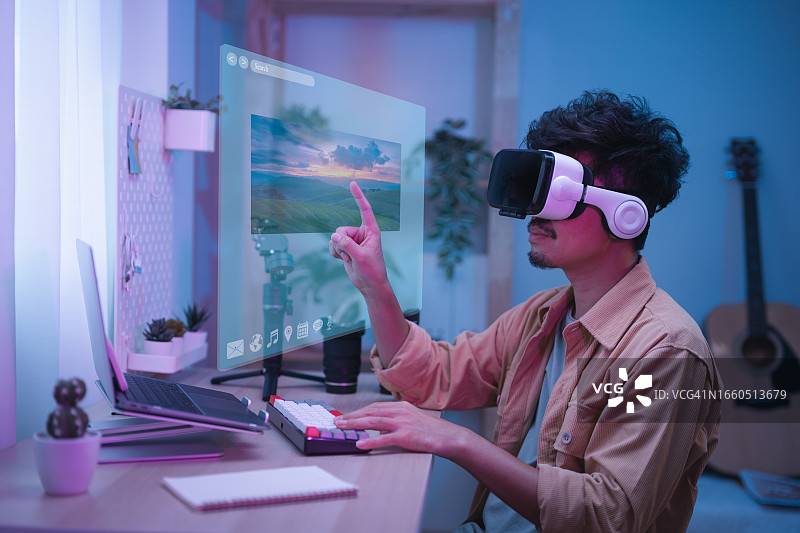 男子佩戴VR头显，操作未来图形界面图片素材