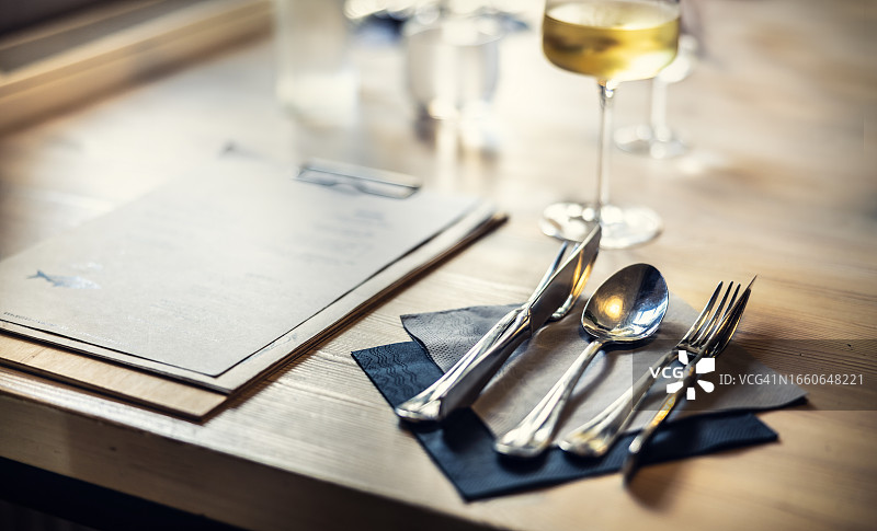 餐厅餐桌上的餐具和菜单图片素材