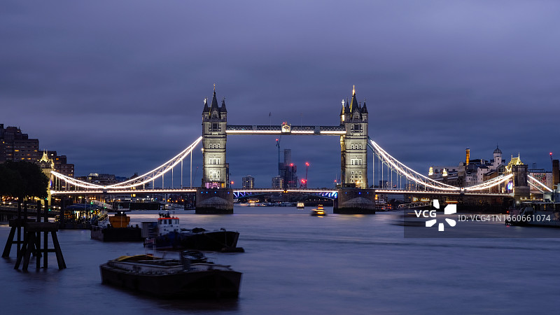 伦敦塔桥蓝色时分夜景图片素材