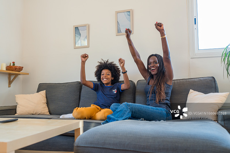 观看体育比赛并庆祝的家庭粉丝图片素材