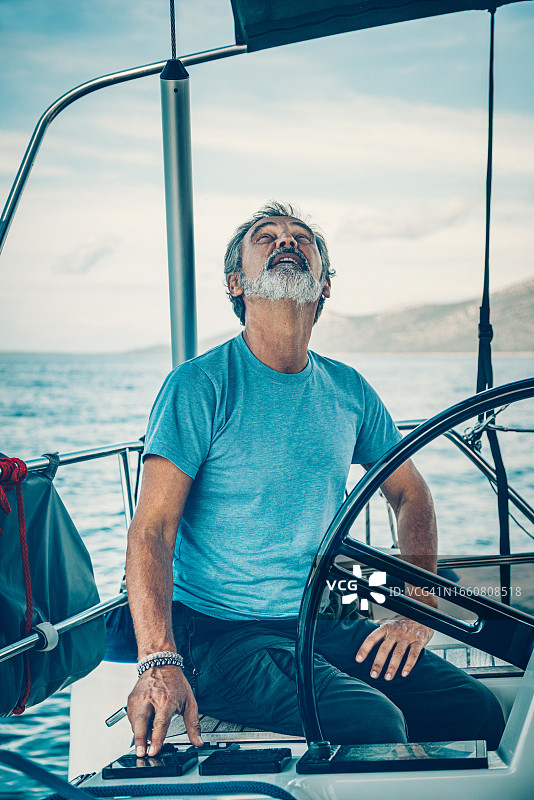 船长驾驶帆船图片素材