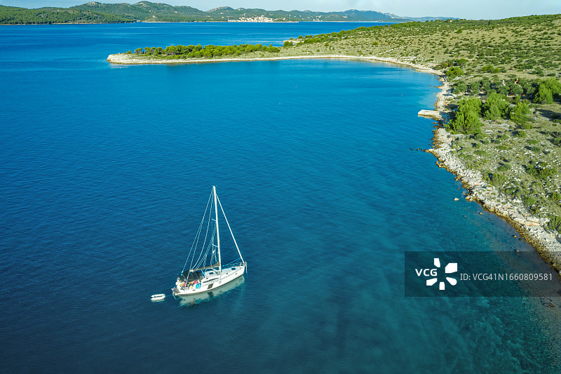 无人机视角的停泊帆船图片素材