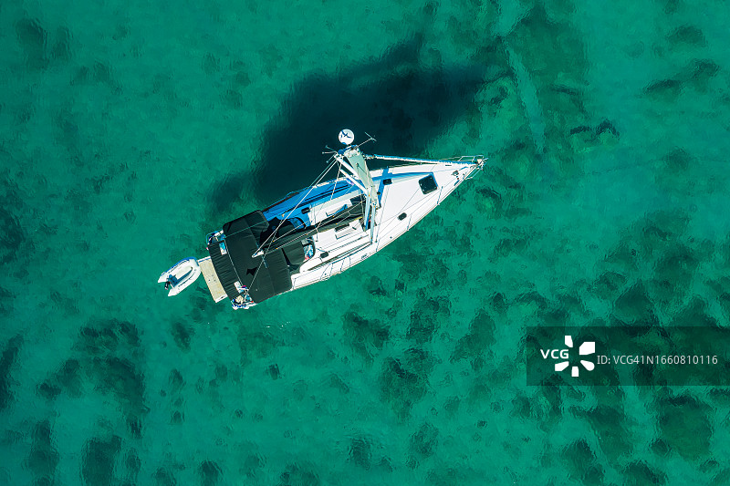 无人机视角的停泊帆船图片素材