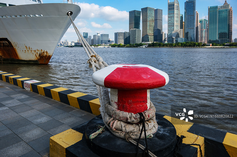 系泊水上船只的码头系缆图片素材