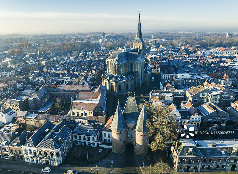 寒冷冬日日出时艾瑟尔河畔的康彭市景，有博芬教堂和科恩马科特波特图片素材