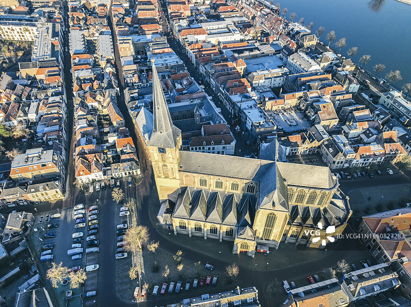 寒冬清晨的坎彭博文凯克教堂俯瞰图图片素材