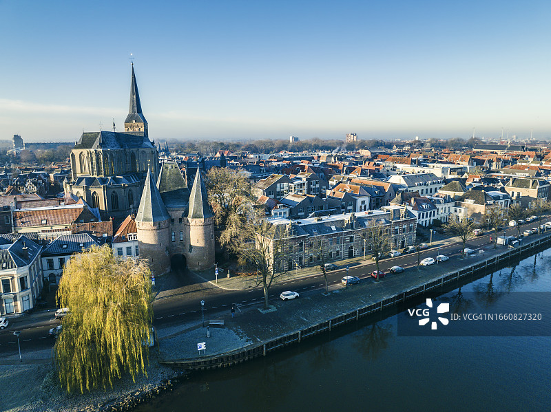 寒冷冬日日出时艾瑟尔河畔的康彭市景，有博芬教堂和科恩马科特波特图片素材