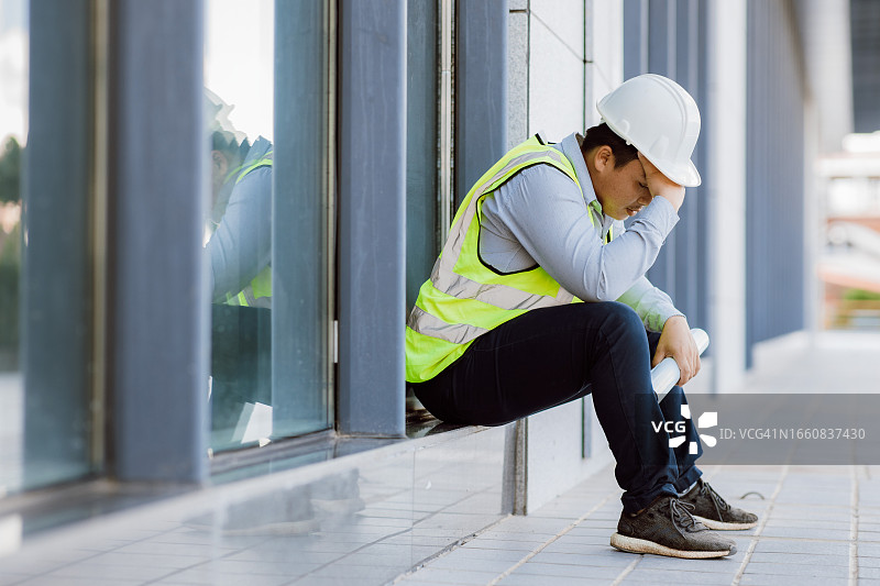 建筑工程师因建筑项目失败而感到压力，新冠疫情危机下的失业或世界经济衰退，企业倒闭危机图片素材