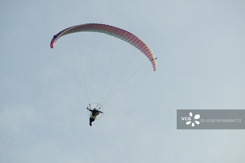 日出时分的动力滑翔伞图片素材