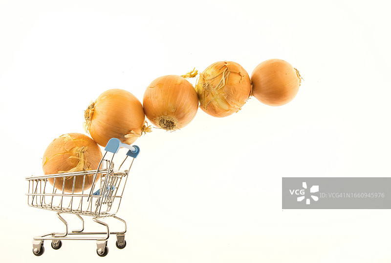 装满洋葱的购物车图片素材