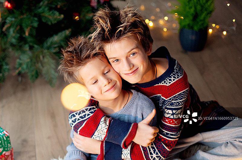 圣诞节里快乐微笑的两个孩子图片素材