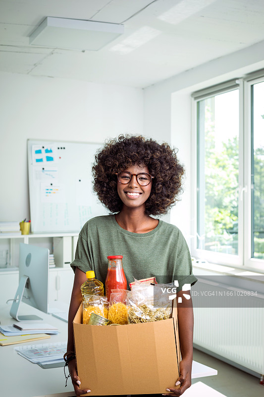 年轻女人拿着捐款箱图片素材
