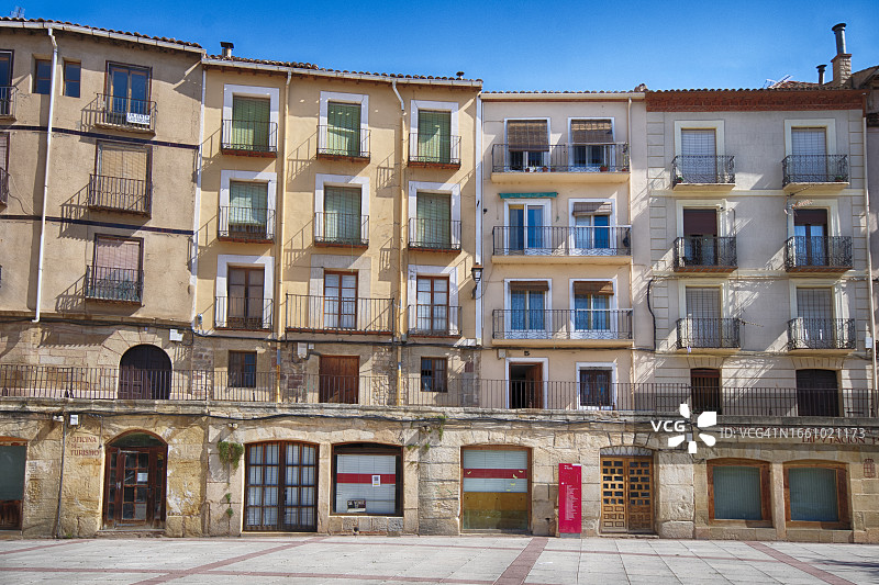 阿拉贡莫利纳广场的光线、阴影和体积对比图片素材