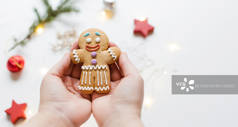 女人手中的姜饼人图片素材