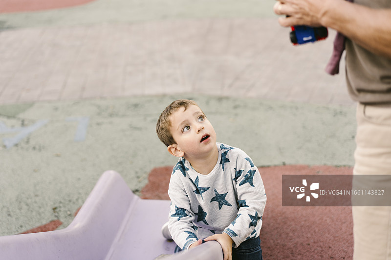 孩子在公园里玩耍图片素材