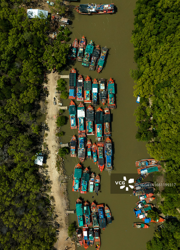 坚江省运河中停泊的渔船航拍，准备运输海鲜上岸图片素材