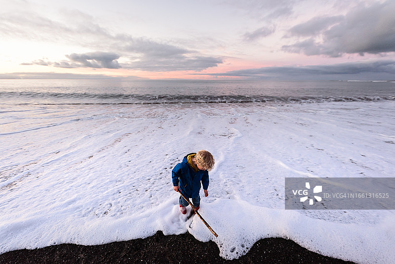 学龄前儿童在海滩黄昏时分玩耍图片素材