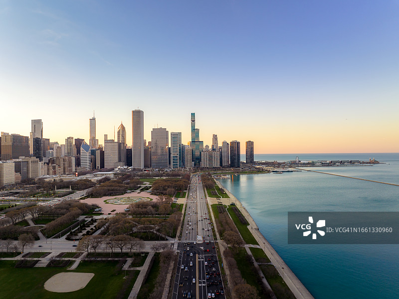 芝加哥市中心密歇根湖畔的摩天大楼、街道、河流和公园航拍景色图片素材