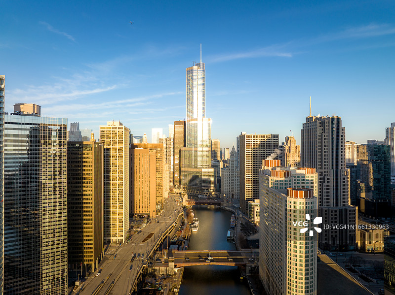 美国伊利诺伊州芝加哥商业中心摩天大楼和密歇根湖附近繁忙街道鸟瞰图图片素材