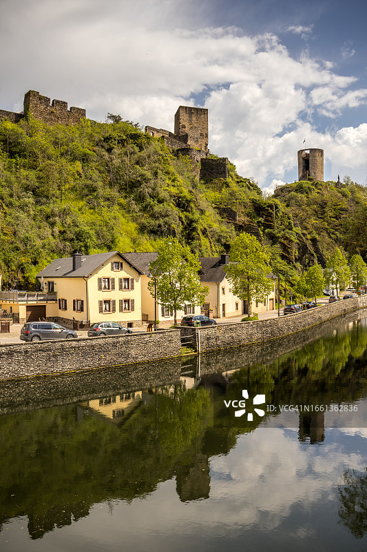 埃施叙尔叙尔镇和城堡，位于 Sauer 河畔图片素材