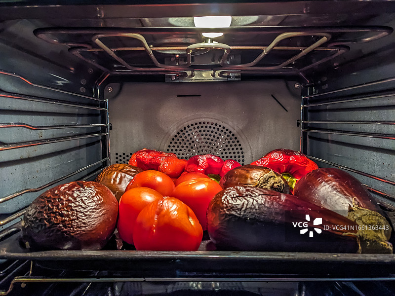 烤箱托盘中的红辣椒、番茄和茄子图片素材
