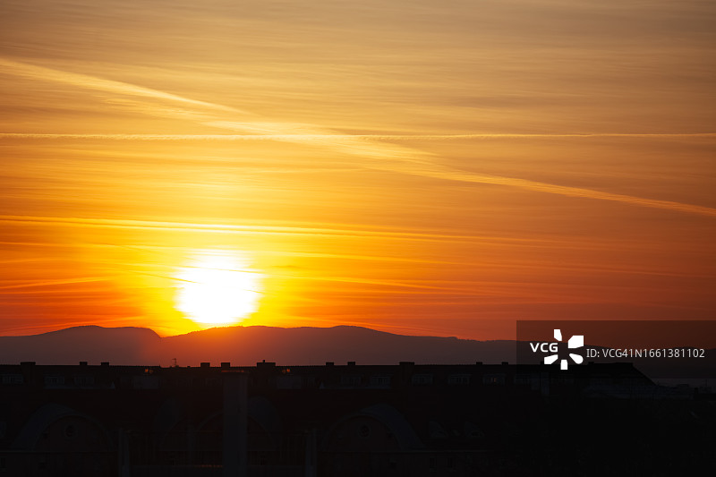 地平线后迷人的日落，日出或日落图片素材