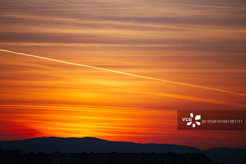 地平线上的壮丽日出日落图片素材