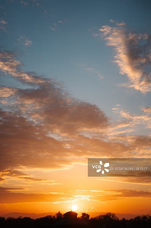 地平线后迷人的日落，日出或日落图片素材