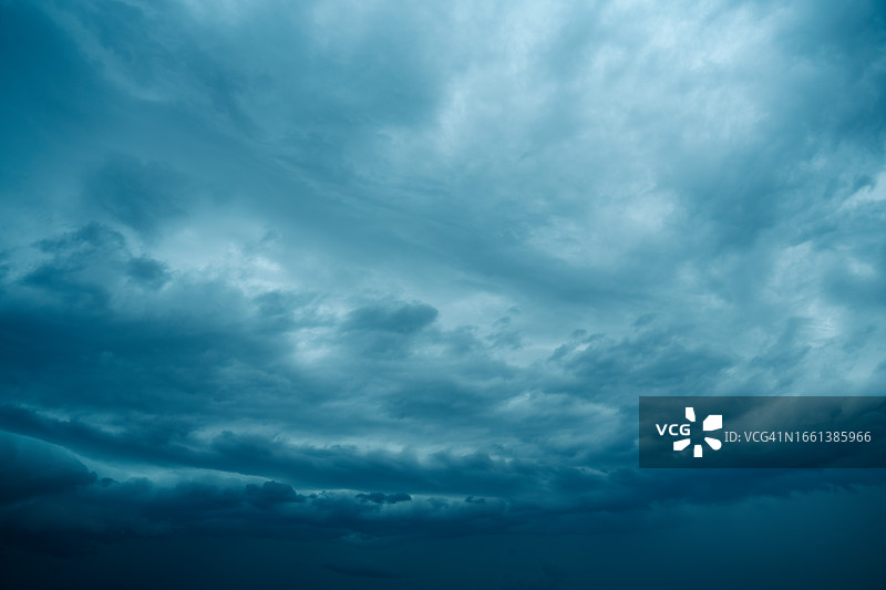 阴暗的蓝色云彩笼罩在阴天，单色自然背景图片素材