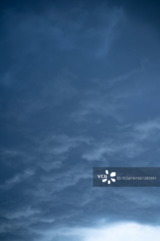 阴暗的蓝色云彩笼罩在阴天，单色自然背景图片素材