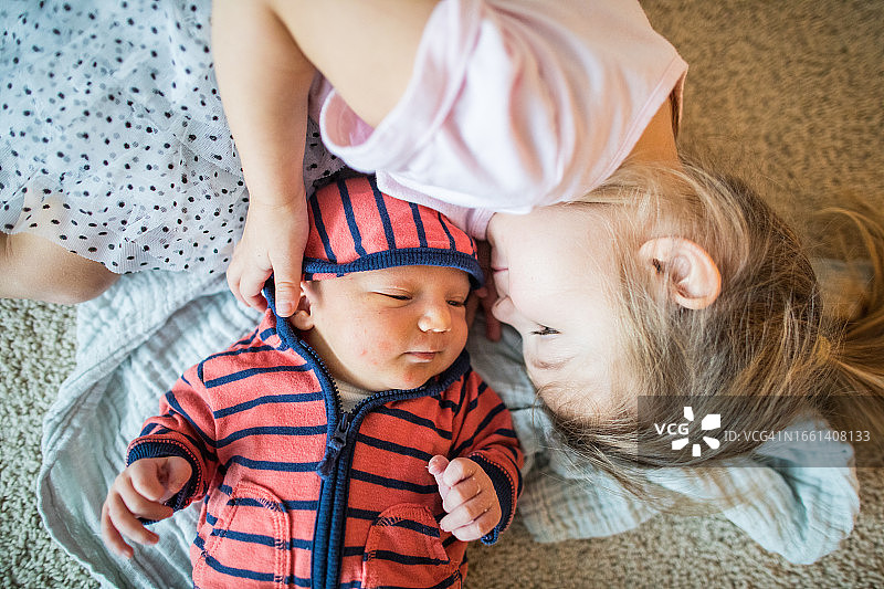 姐姐拥抱新生弟弟图片素材