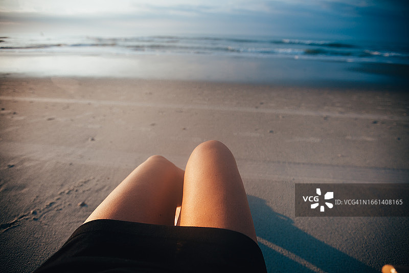海滩椅上看到的女性腿部个人视角图片素材