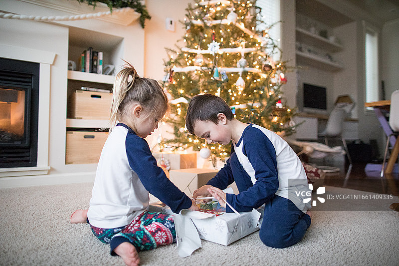 兄妹一起拆圣诞礼物图片素材