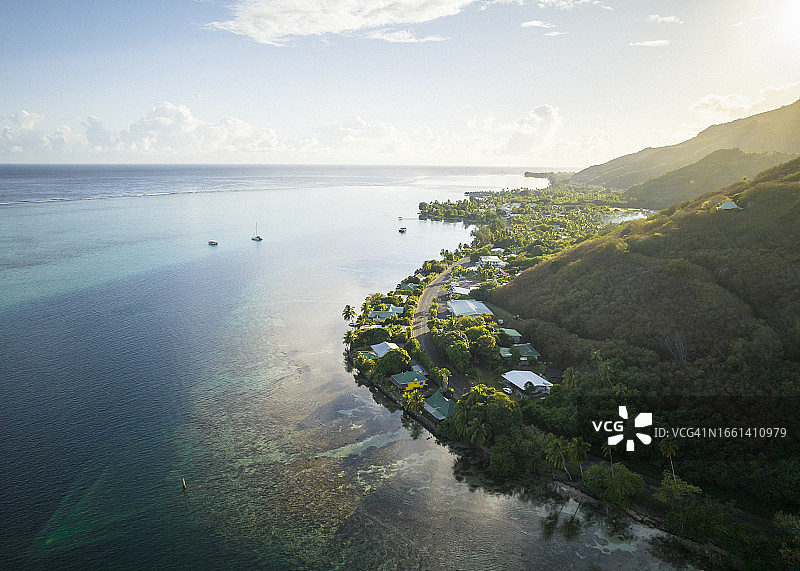 莫雷阿岛海岸的清晨小村庄图片素材