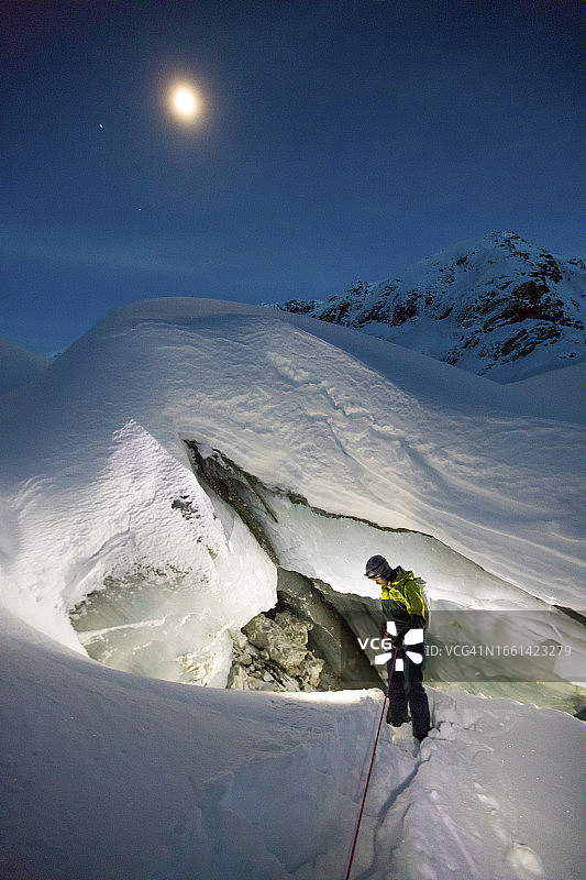 探险者和攀冰者绳降冰川冰洞图片素材