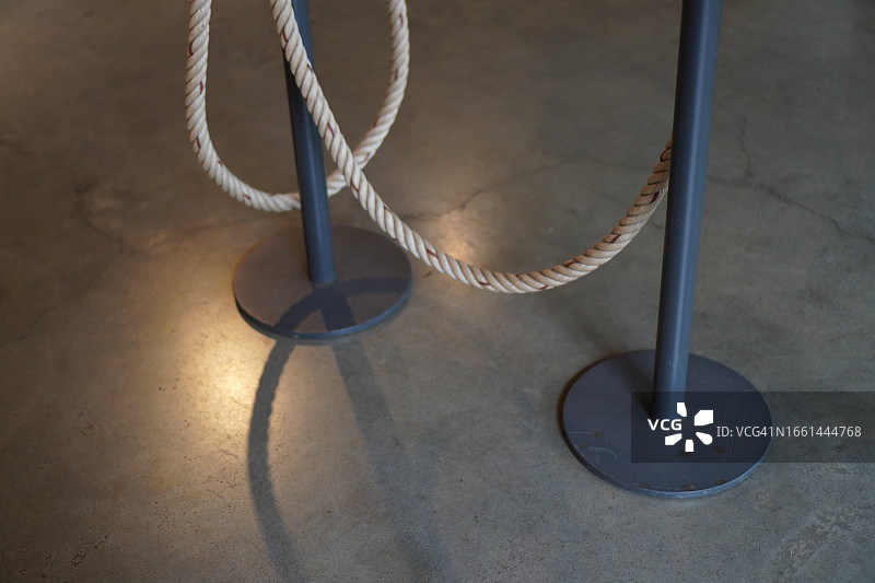系在钢柱上的绳索图片素材