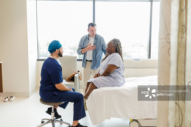 患者丈夫在医疗程序前表达担忧图片素材