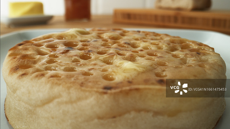 烤饼和融化的黄油图片素材