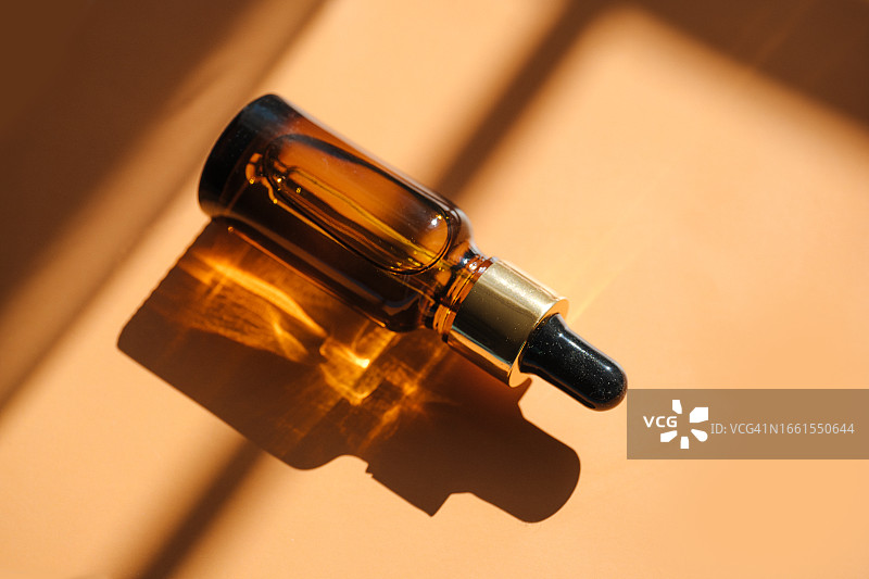 琥珀色化妆品液体面部精华油图片素材