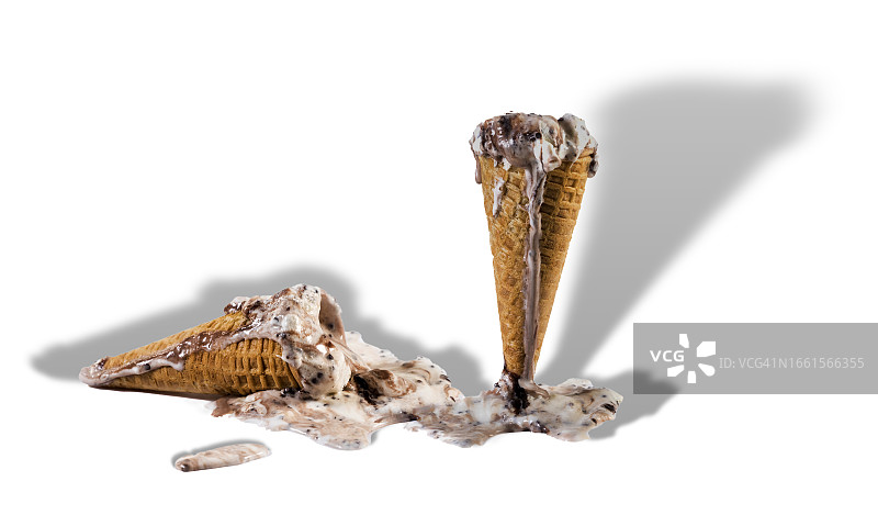 融化的巧克力奶油冰淇淋甜筒图片素材