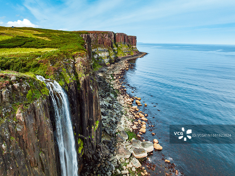 无人机视角：苏格兰斯凯岛基尔特岩和米尔特瀑布图片素材