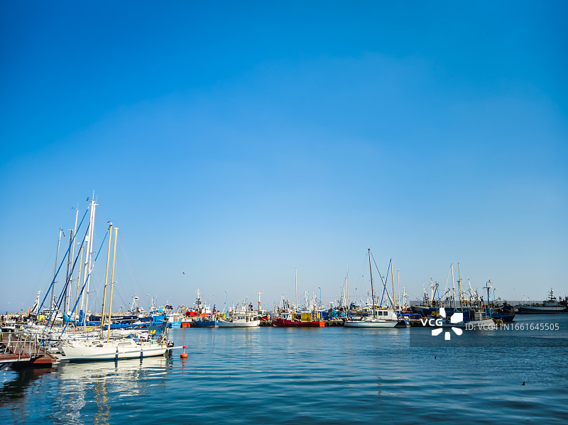 停靠在港口的游艇和渔船图片素材