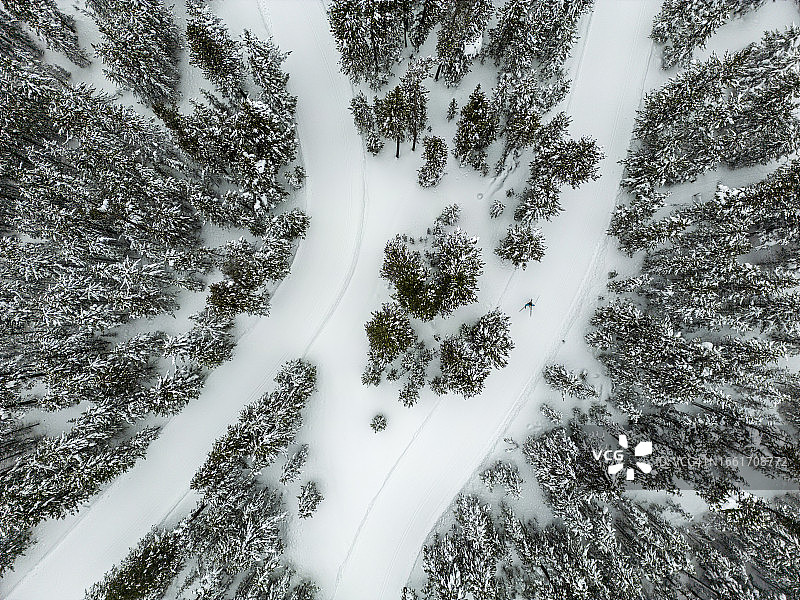 冬季西黄石的越野滑雪者航拍图图片素材