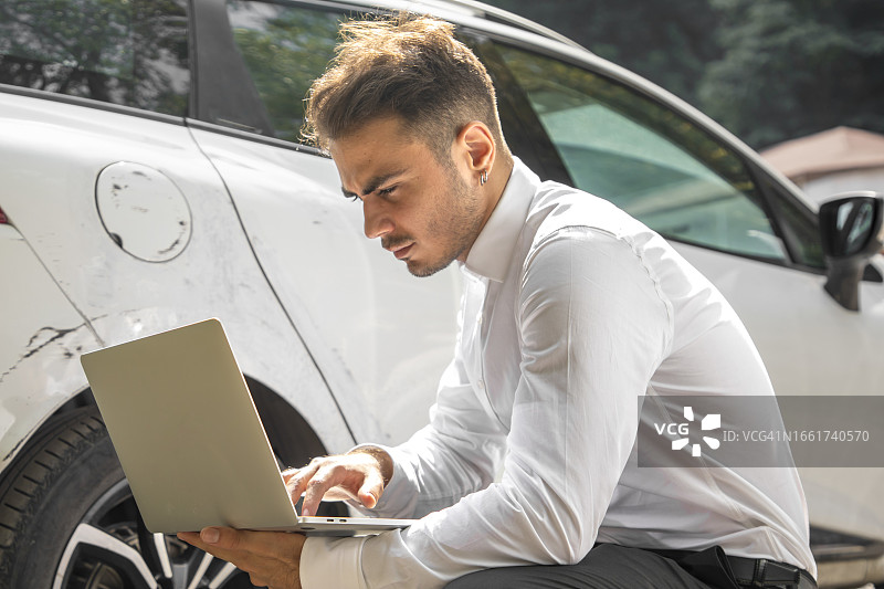 记录车辆受损信息的年轻理赔员图片素材